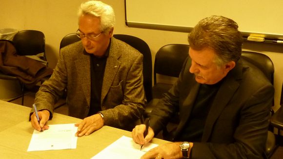 El director de l'ETSAV, Vctor Segu, a l'esquerra signa l'acord amb el seu homleg nord-americ, David M. Chasco / Font: ETSAV