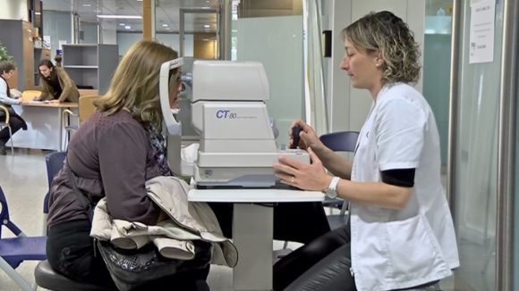 Una pacient fent la prova del glaucoma a l'entrada de l'Hospital General de Catalunya