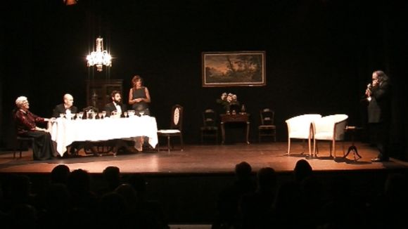 La companyia Mira-sol Teatre interpreta 'Truca un inspector'.