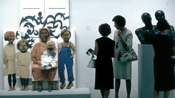 El fotgraf Burt Glinn captura a dones observant les escultures de l'artista Marisole / Foto: mangumphotos.com