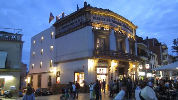 Cal Gerrer està ubicat al carrer de Santiago Rusiñol amb la plaça d'Octavià