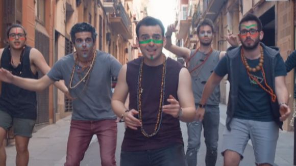 Oriol Cors, el segon per l'esquerra, en el videoclip de la cançó premiada 'Ara'
