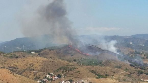 El foc ja ha cremat més de 15 hectàrees / Foto: Protecció Civil