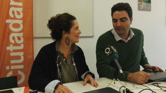 Els membres de C's Múnia Fernández-Jordán i Aldo Ciprián han presentat la moció