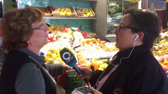 Carme Reverte conversa amb Juanita Fernández de la fruiteria Hom