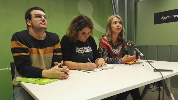 Ramon Gutiérrez (ICV-EUiA), Núria Gibert (CUP-PC) i Mireia Ingla (ERC-MES) a la roda de premsa