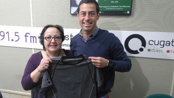 Carme Reverte i Santi Torres amb una de les samarretes que regala Runnesquare