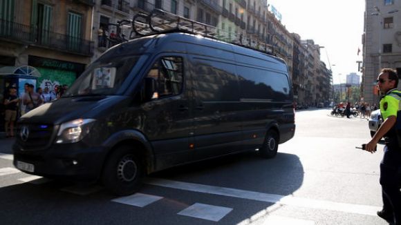 Controls policials a Barcelona després de produir-se l'atemptat a les Rambles