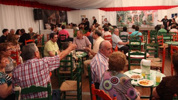 Gent menjant a la caseta del CPA / Foto: Premsa Sant Cugat
