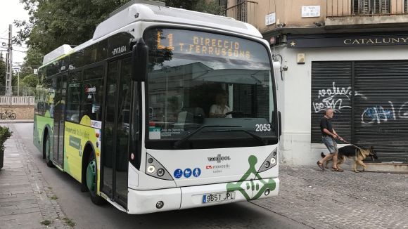 Imatge d'un autobús passant per la plaça / Foto: Cugat.cat