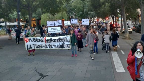 Els vens s'han manifestat aquest dilluns davant del ple per protestar contra la situaci