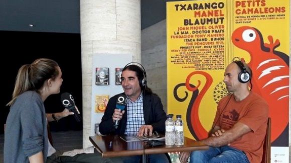 D'esquerra a dreta, Eva Garrido amb Pep Tugues i Carles Pujol al vestbul del Teatre-Auditori