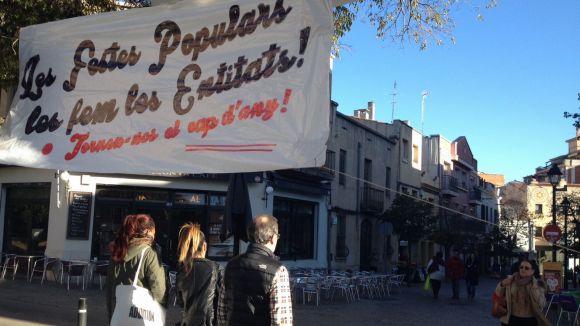 Cal Temerari ha penjat una pancarta de protesta a la plaa de la Vila / Foto: Cal Temerari