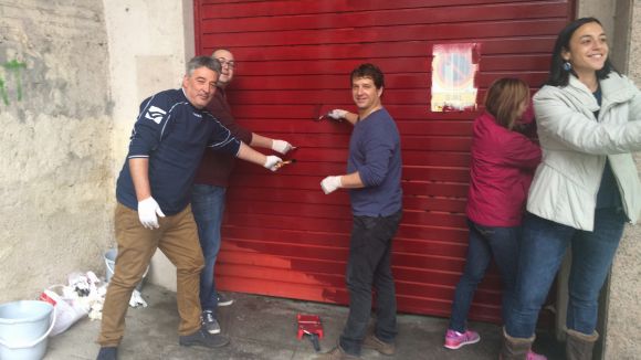 Els militants han pintat la porta per esborrar la pintada anterior