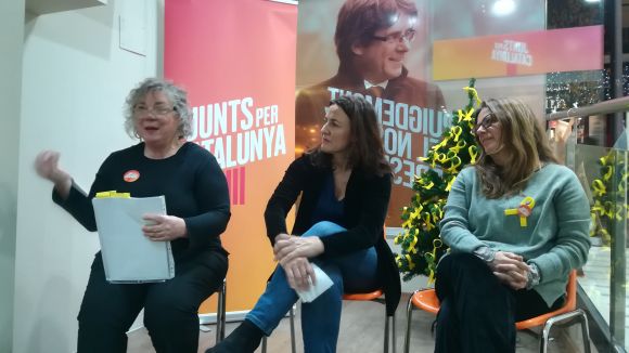Les candidates de Junts per Catalunya, Abigail Monells i Anna Figueras, amb l'alcaldessa Mercè Conesa