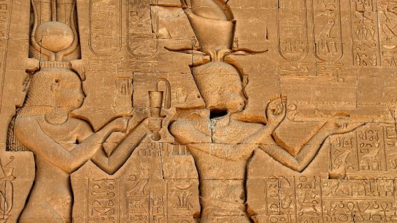 El baix relleu de Cleòptara i el seu fill Cesarió del Temple d'Hathor de Denderah, Egipte / Foto: Creative Commons