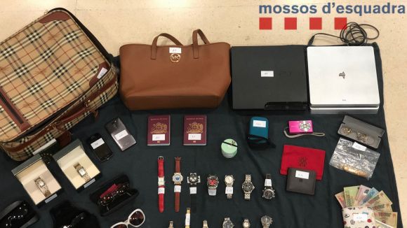 Alguns dels objectes robat a Sant Cugat, Manresa i Martorell / Foto: Mossos d'Esquadra