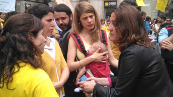 L'alcaldessa Merc Conesa amb alguns dels manifestants / Foto: Grup 13a Escola
