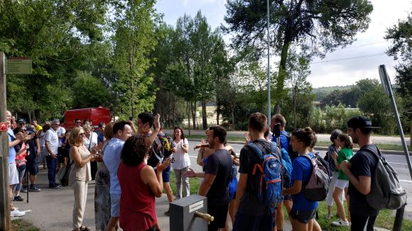 Familiars i amics reben l'equip TransEinesCat al Parc de la Pollancreda / Foto: Montse Aguilar
