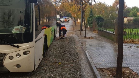 Imatge dels serveis municipals treballant per treure un autobs atrapat / Foto: Premsa Sant Cugat