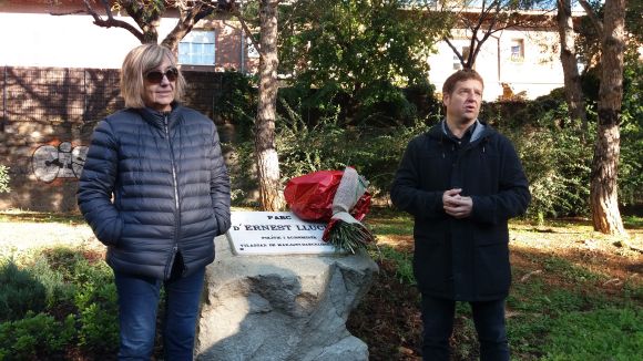 Montserrat Lamarca i Pere Soler han pronunciat unes paraules davant el monòlit dedicat a Lluch / Foto: Cugat.cat