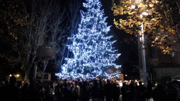 El Nadal ja arriba a Valldoreix amb l'encesa de llums de l'arbre de Nadal