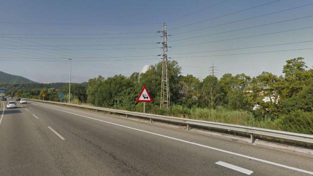 Imatge d'una torre elctrica a l'autopista / Foto: Google Maps