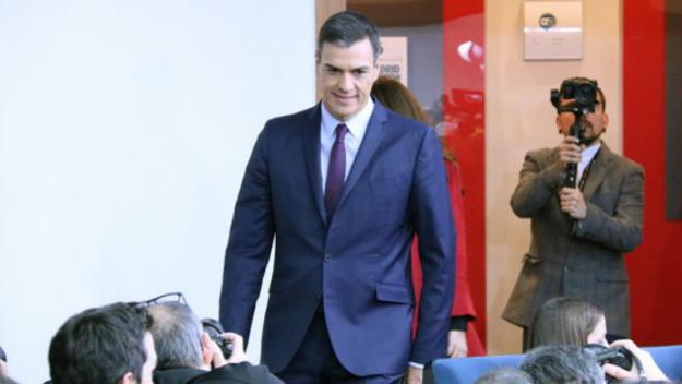 Pedro Sánchez entrant a la roda de premsa on ha anunciat la convocatòria electoral / Foto: ACN