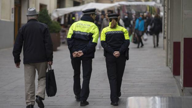 Dos agents, circulant pel carrer Major / Foto: Policia Local
