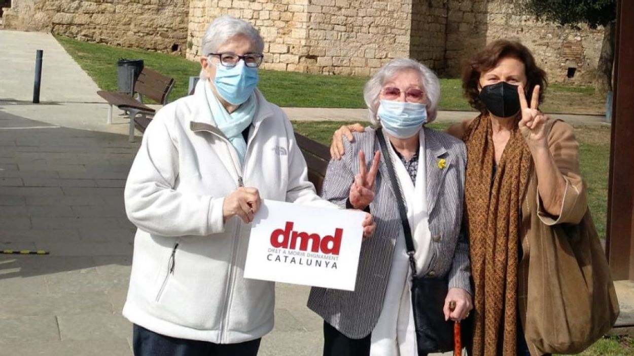Consol Farràs (dreta) amb companyes de la DMD el dia de l'aprovació de la llei de l'eutanàsia / Foto: DMD