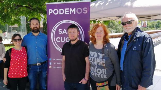 Membres de Podem, amb Jover i Clarà al centre / Foto: Cugat Mèdia