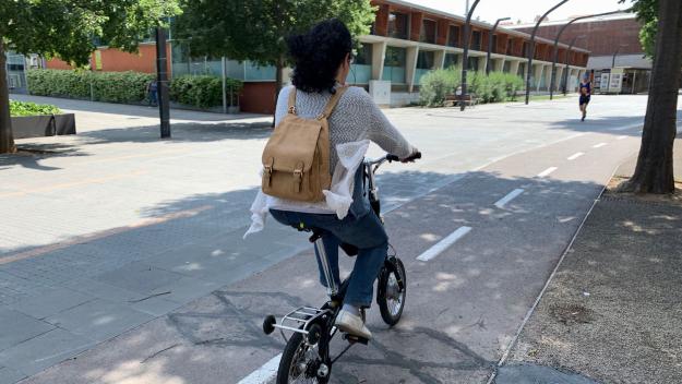 Una persona en bicicleta per al centre de Sant Cugat / Foto: Lluís Llebot