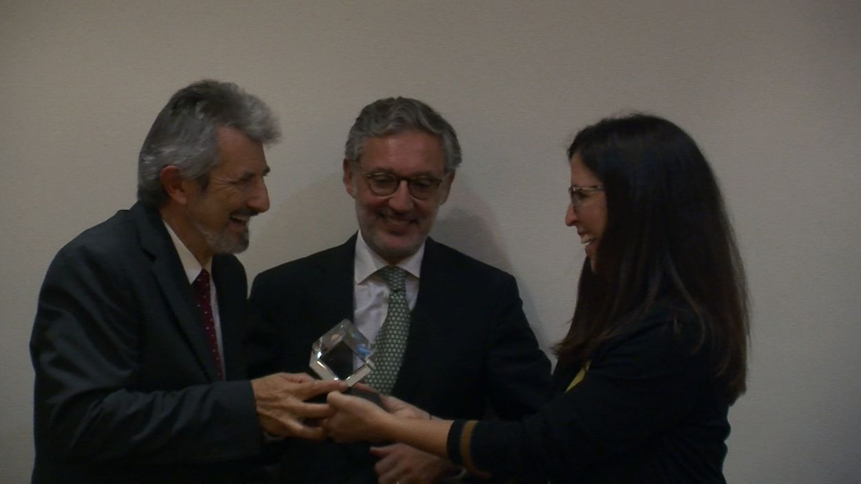 La directora de la fundaci, Carla Estivill, entrega el premi al doctor Juan Antonio Madrid / Foto: Cugat Mdia