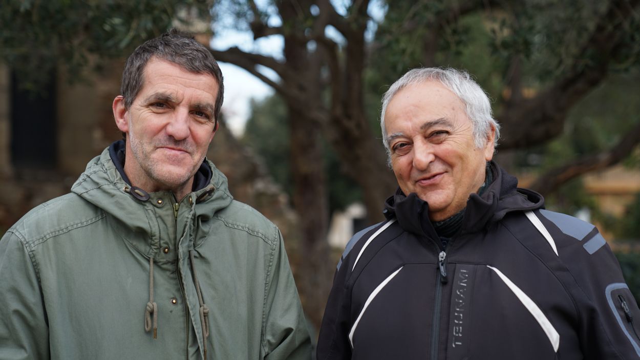 Un dels impulsors de Rodamunt, Juan Carlos Vzquez, i el voluntari Paco Crespo / Foto: Guillem Babitsch