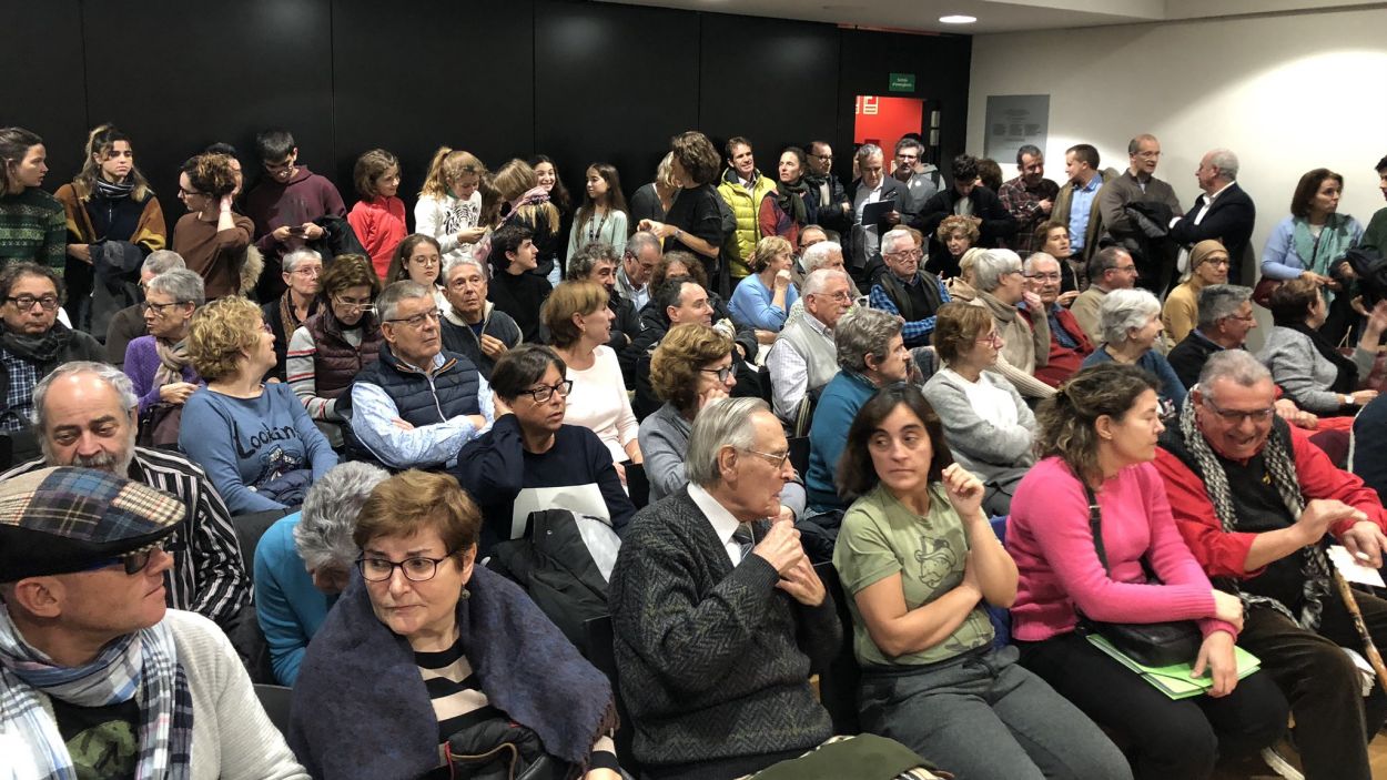 L'audiència pública ha omplert la sala de plens / Foto: Cugat Mèdia