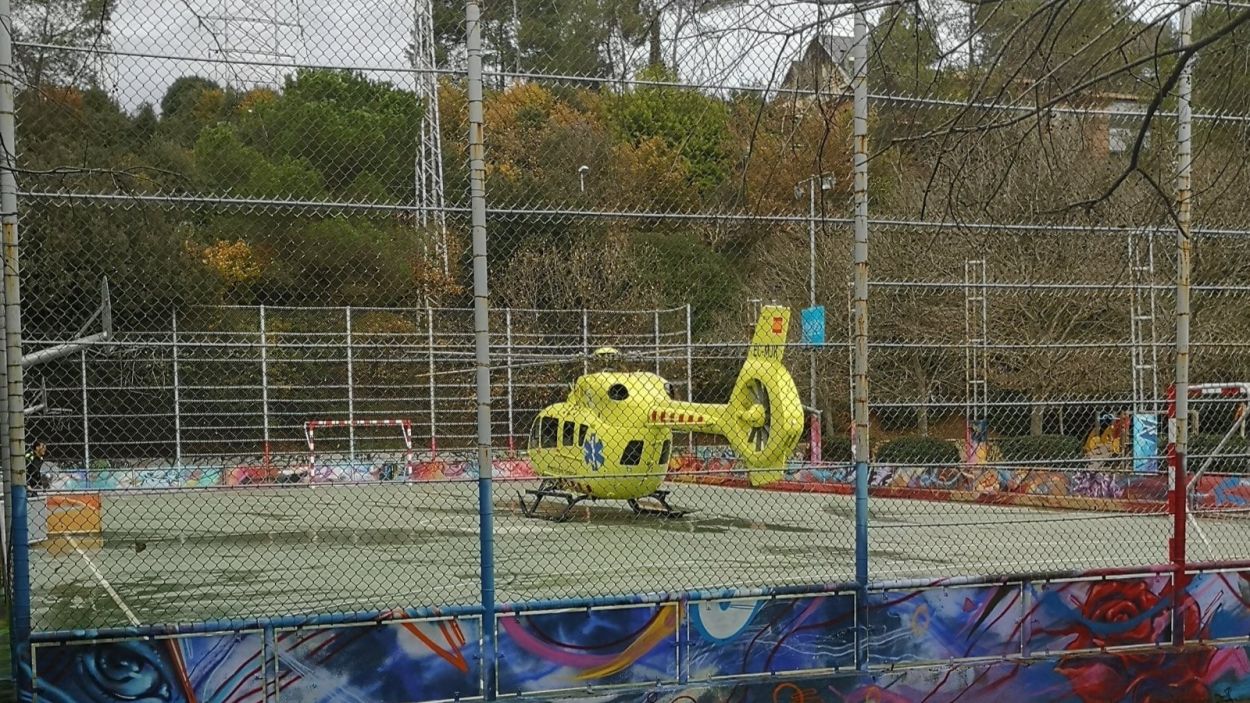 L'helicòpter d'emergències va aterrar a la pista de Can Llobet / Font: Lidia Llamas