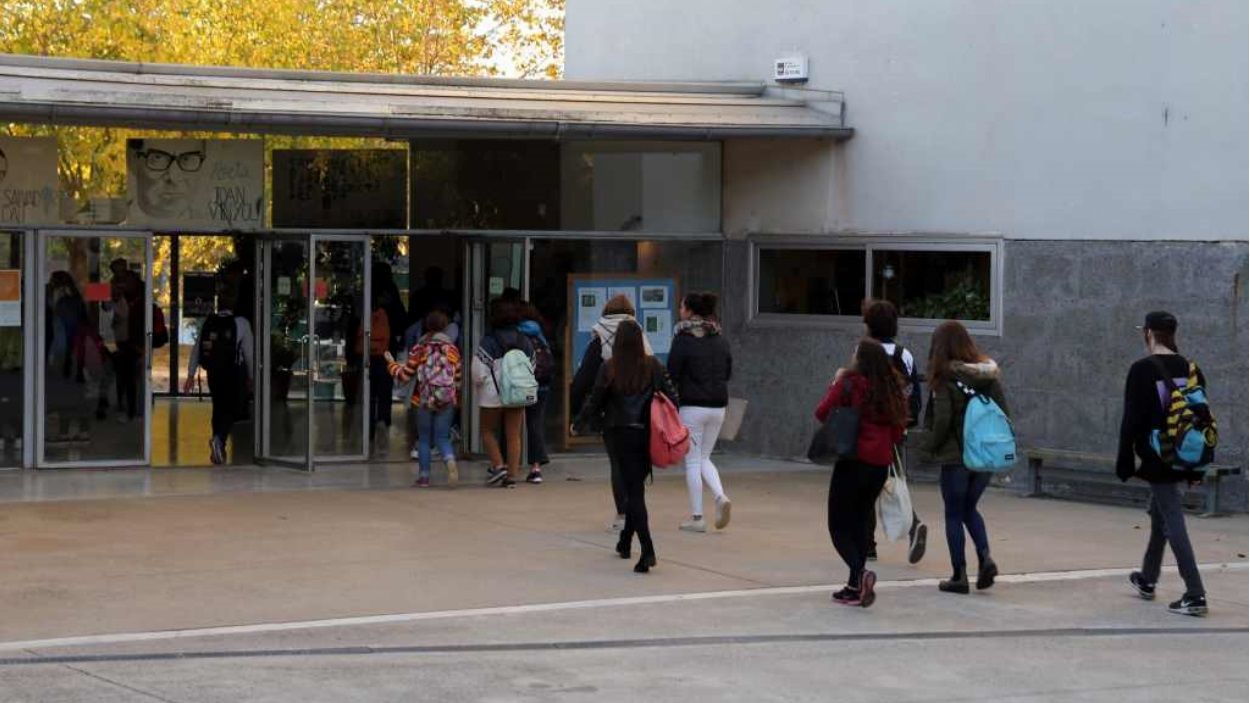 Alumnes entrant a l'Institut Angeleta Ferrer i Sensat / Foto: Cugat Mdia