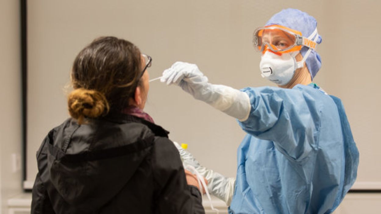 Una professional sanitària agafa una mostra per fer una prova de coronavirus / Foto: ACN