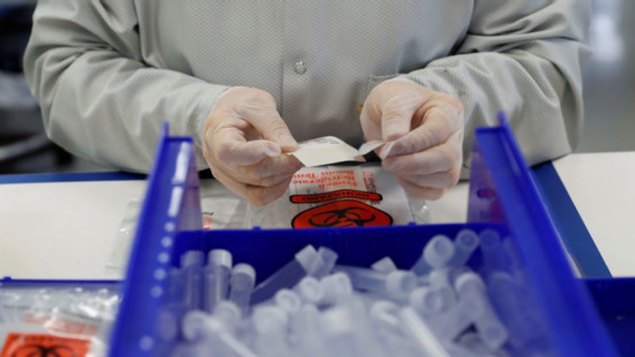Un tècnic munta kits de proves de coronavirus en una fàbrica a Califòrnia, als EUA / Foto: ACN