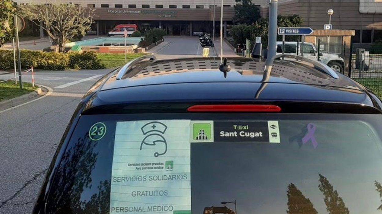 Un dels taxis que ha participat en la iniciativa a l'Hospital General / Foto: Ràdio Taxi Sant Cugat