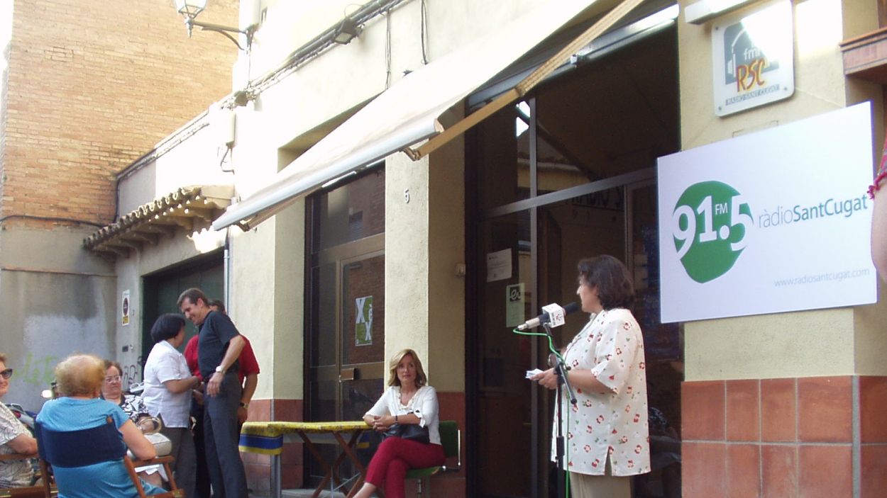 Un acte a les portes del local de la rdio del carrer Sant Jordi, on hi va estar del 1989 al 2006