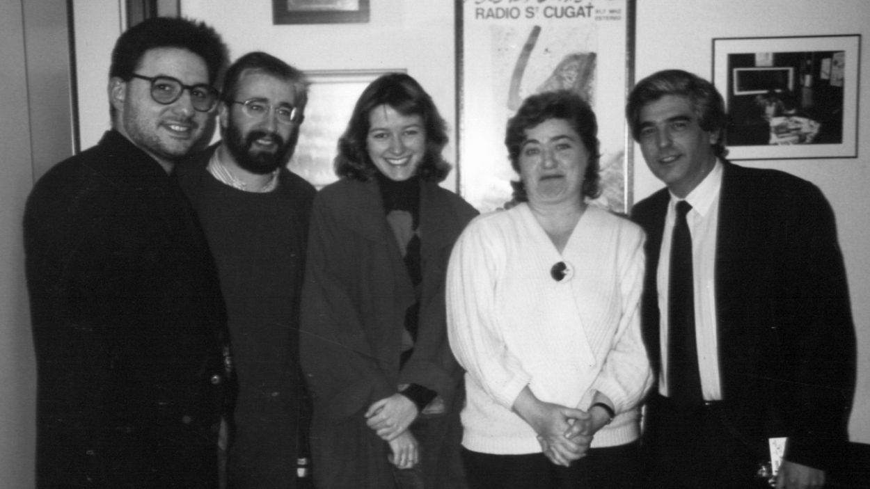 Xavier Fornells, Jordi Casas, Susanna Griso, Maria Sansa i l'exalcalde Joan Aymerich sortint d'una tertlia a principis dels anys 90 