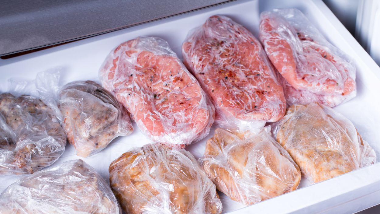 La carn cal congelar-la de manera individual amb paper film transparent / Foto: Adobe Stock