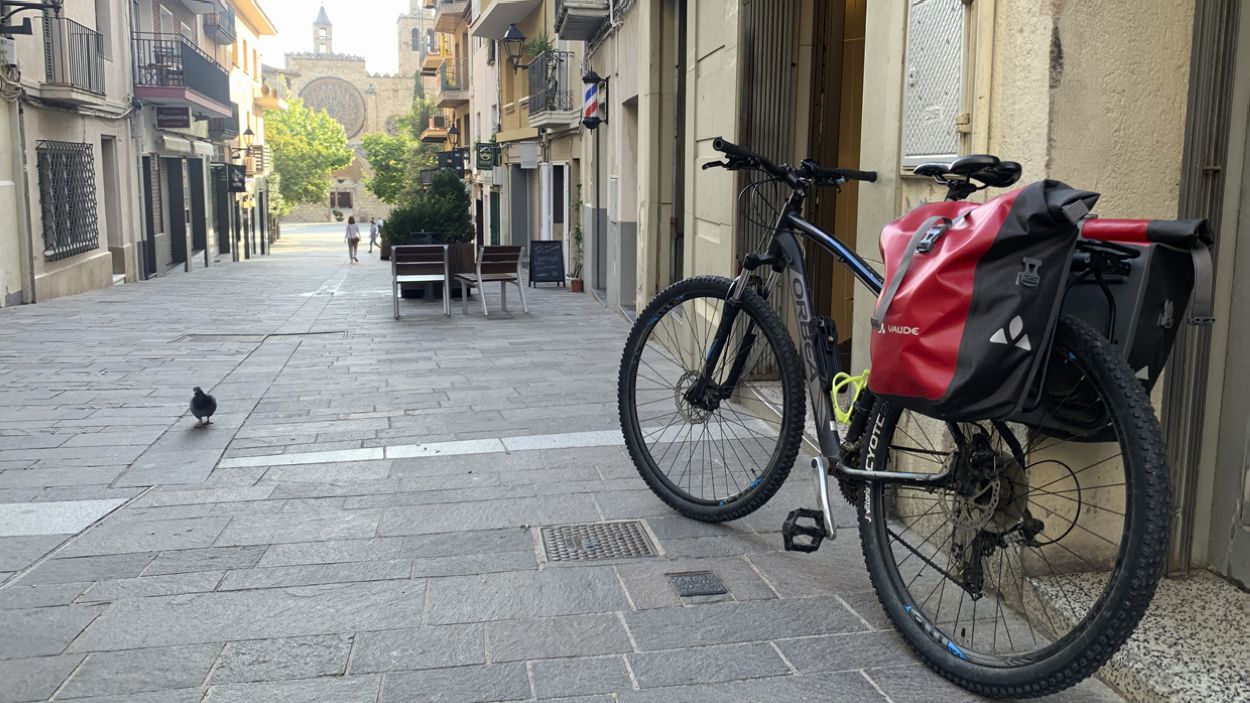Imatge d'una bici al carrer Major de Sant Cugat / Foto: Cugat Mèdia (Lluís Llebot)