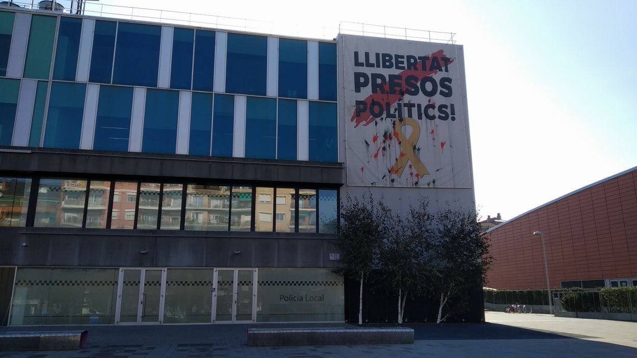 La pancarta 'Llibertat presos polítics' continua a la façana de l'ajuntament aquest dimecres 18 de novembre / Foto: Cugat Mèdia