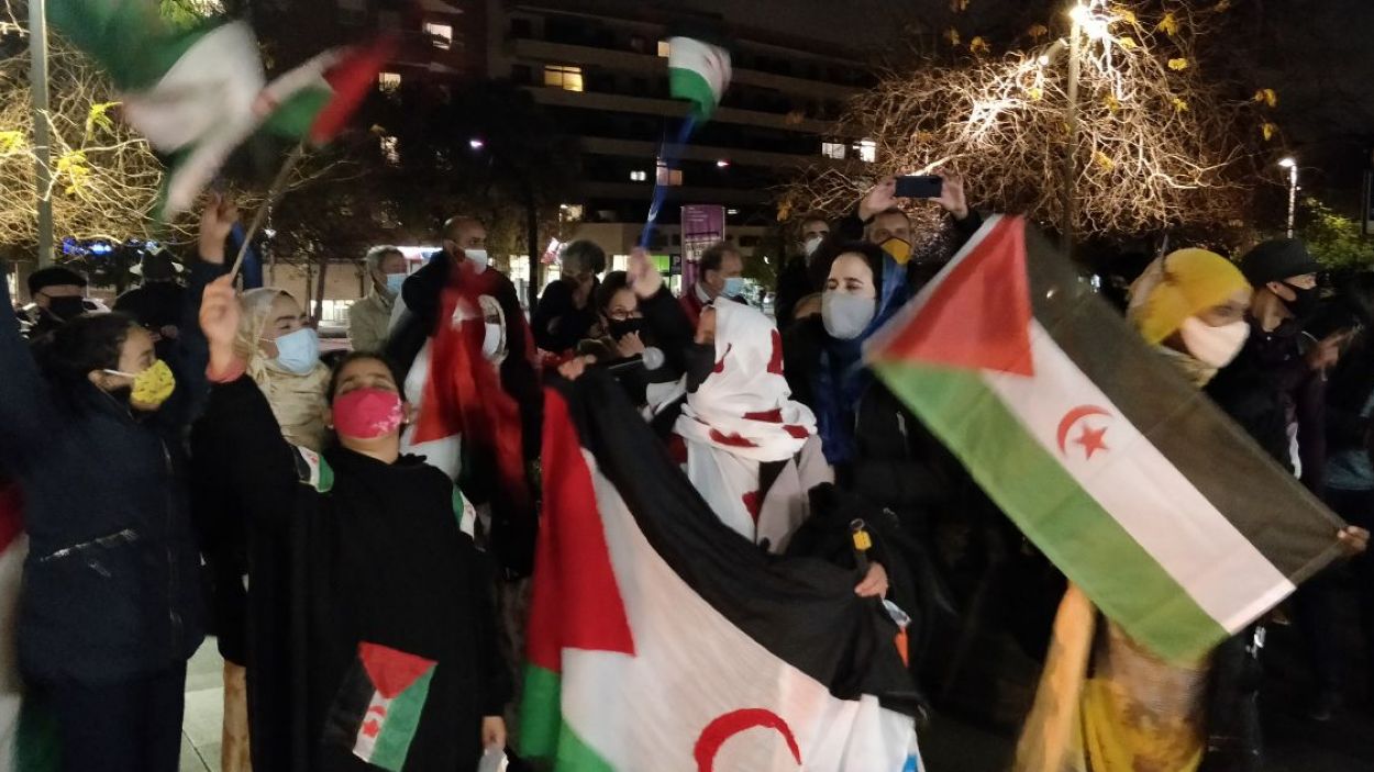 Una concentració a favor del poble Sahrauí a les portes de l'ajuntament de Sant Cugat / Foto: Cugat Mèdia