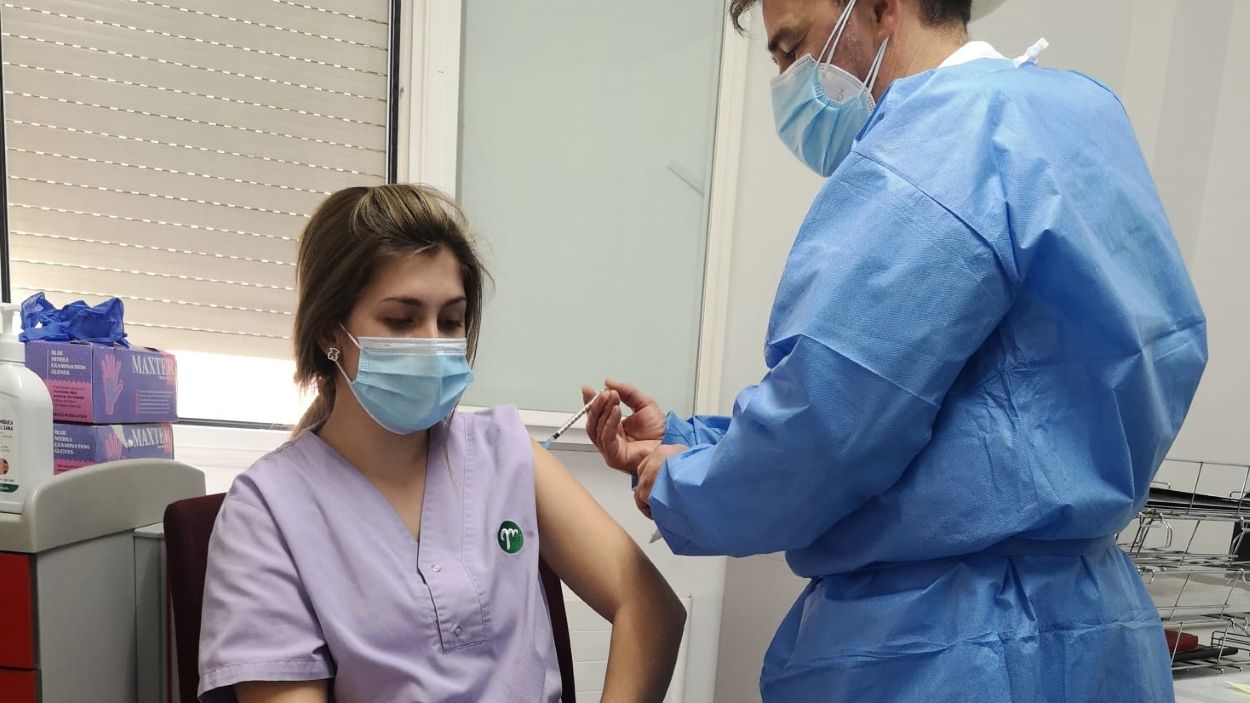 Eva Cañada va ser la primera treballadora d'una residència de Sant Cugat que es va posar la vacuna el 31 de desembre de 2020 / Foto: Salut
