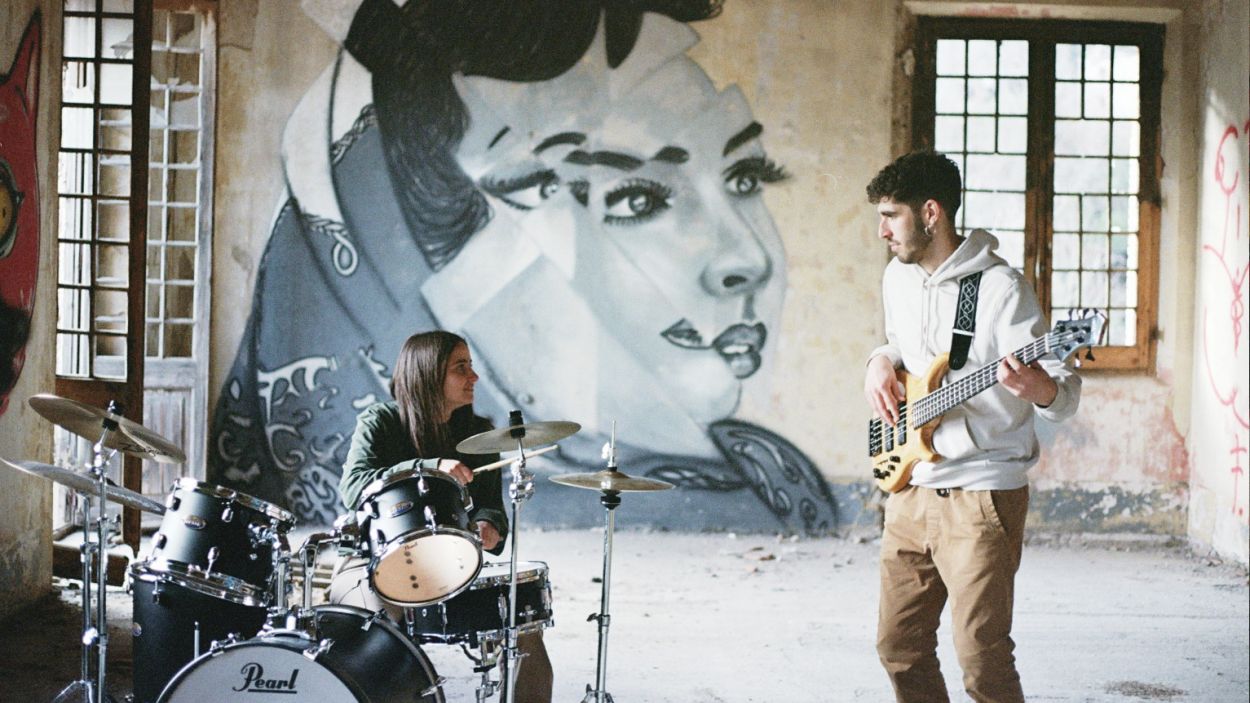 Dos membres del grup, Maria Teixidor (bateria) i Guim Solivelles (baixista), durant el rodatge del videoclip 'Garrotades' / Foto: La Cantina