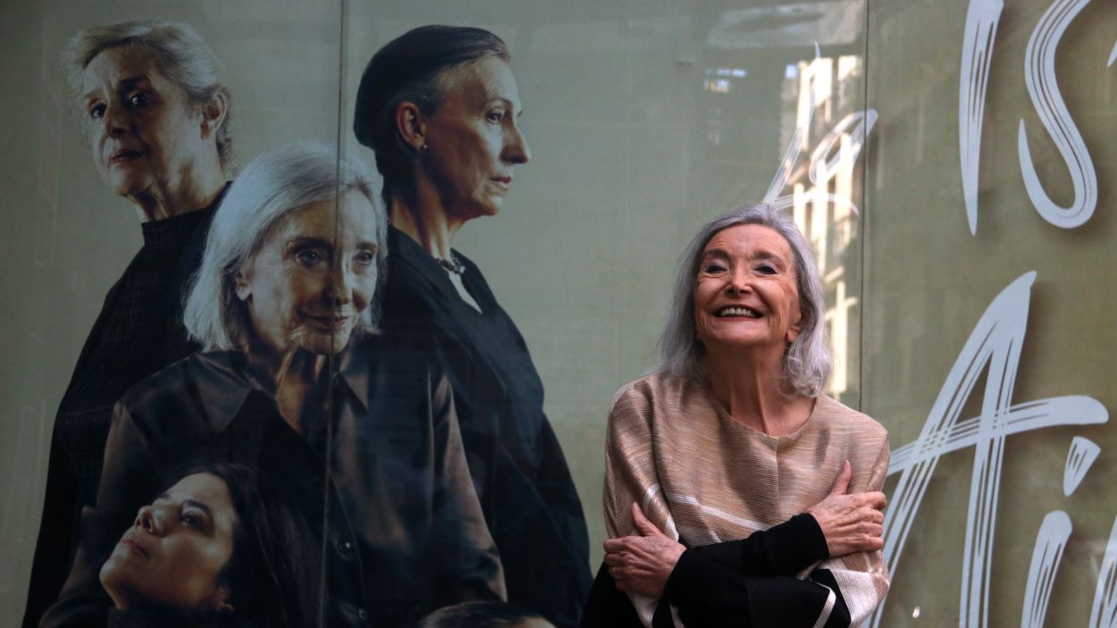 Núria Espert, davant del cartell de 'La isla del Aire', a les portes del Teatre Romea / Foto: ACN