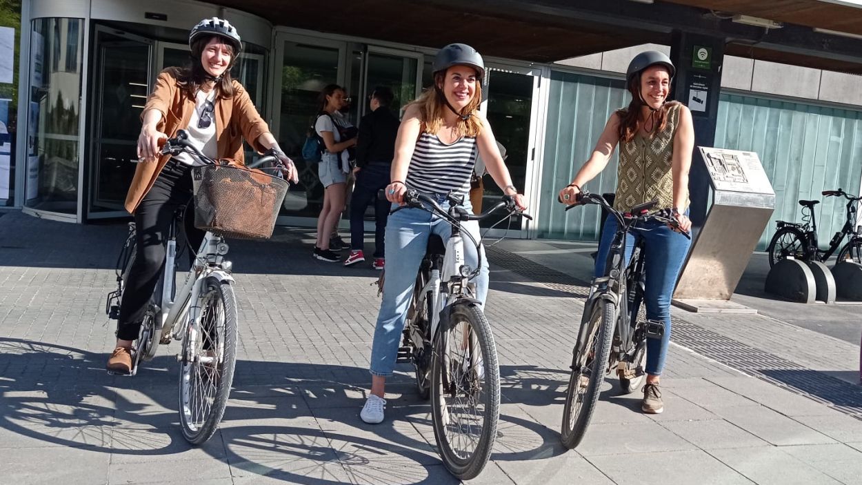 La diputada, Alba Soldevilla, l'eurodiputada, Laura Ballarn i la portaveu del PSC a Sant Cugat,  Elena Vila han fet una passejada amb bicicleta per la ciutat / Foto: Cugat Mdia